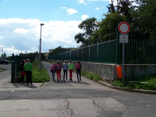 The photo for Vyřešeno: Legalizace průjezdu Hovorčovická - Chotovická.